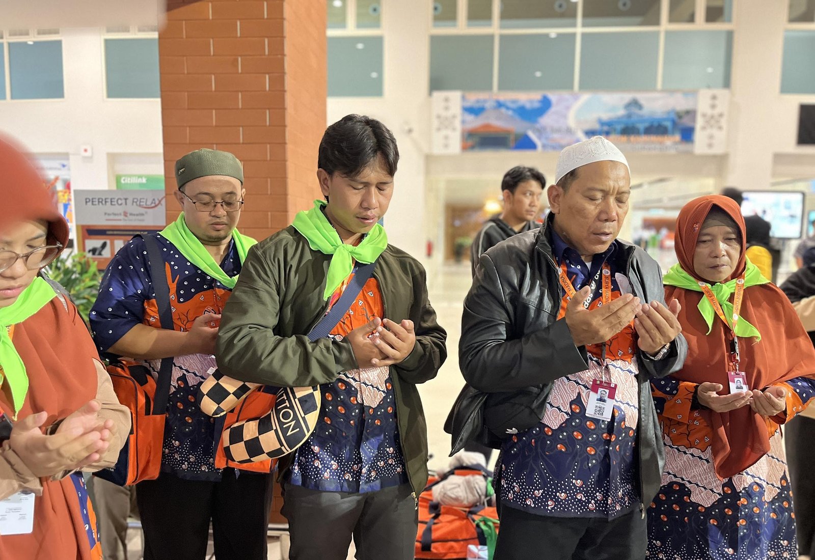 Berapa Sebenarnya Biaya Umrah 2026 yang Masuk Akal? (Jangan Sampai Tertipu Harga 'Promo'!)